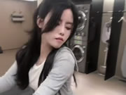 淫娃踩動感單車是周邊沒人故意露美乳自抓