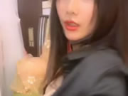 豐滿淫女在攝像頭上觸摸她的乳房並自慰
