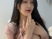 可愛的娃娃音清純美少女直播挑逗
